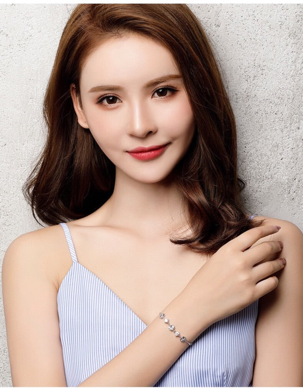 Carvoki女士四瓣花手鍊 天然鋯石精美打磨 銀色拋光花朵 顯示您與眾不同的氣質 快速出貨 (手鏈手環)